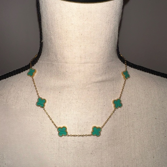 Jewelry - Elegant Gold and Green Clover Necklace